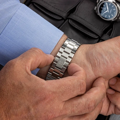 Чоловічий годинник FORMEX ESSENCE AUTOMATIC COSC "BLUE" 43MM 0330.1.6331.100 купити за ціною 92600 грн на сайті - THEWATCH