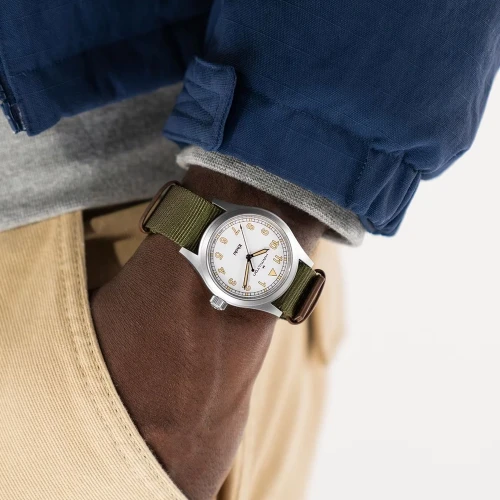 Чоловічий годинник HAMILTON KHAKI FIELD QUARTZ 38MM H69401910 купити за ціною 23390 грн на сайті - THEWATCH