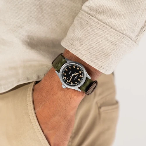Чоловічий годинник HAMILTON KHAKI FIELD QUARTZ 38MM H69401930 купити за ціною 23390 грн на сайті - THEWATCH