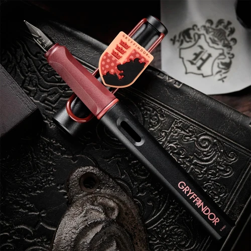 Чорнильна ручка LAMY Safari Harry Potter Fountain Pen - Gryffindor 4040151 купити за ціною 1945 грн на сайті - THEWATCH
