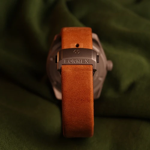 Мужские наручные часы FORMEX FIELD AUTOMATIC "ULTRA VIOLET" 40MM 0660.1.6593.723 купить по цене 55200 грн на сайте - THEWATCH
