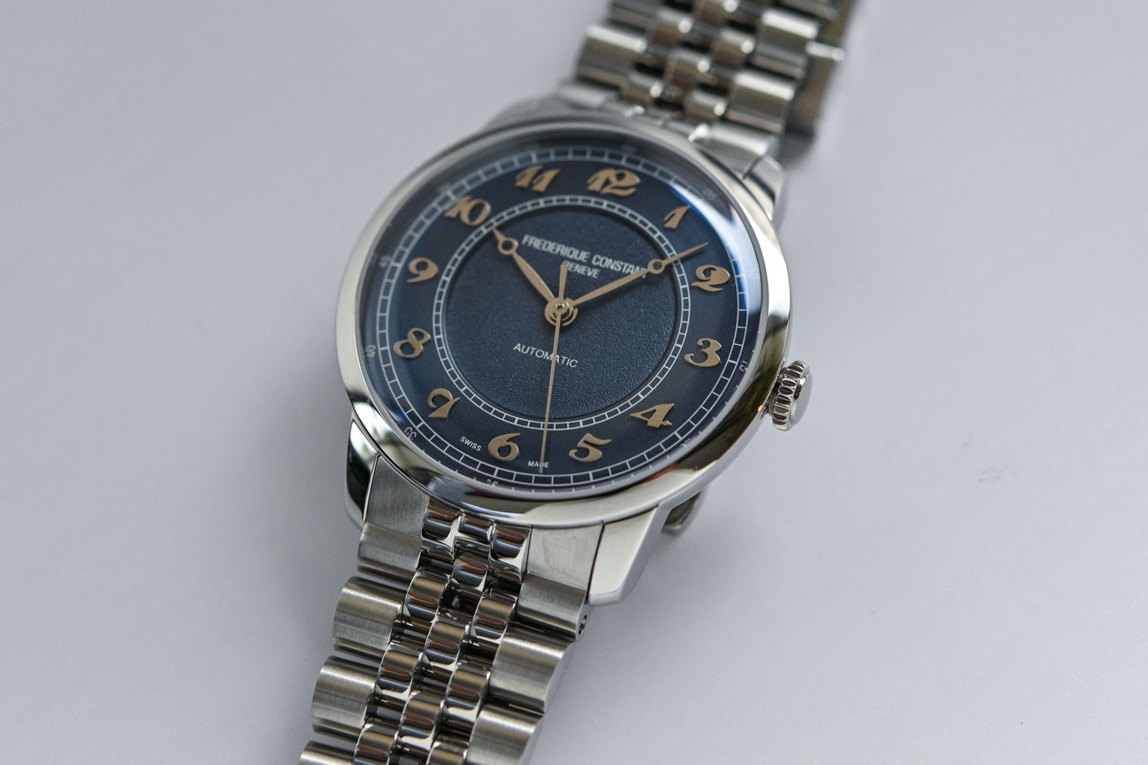 НОВІ ВЕРСІЇ FREDERIQUE CONSTANT CLASSICS PREMIERE