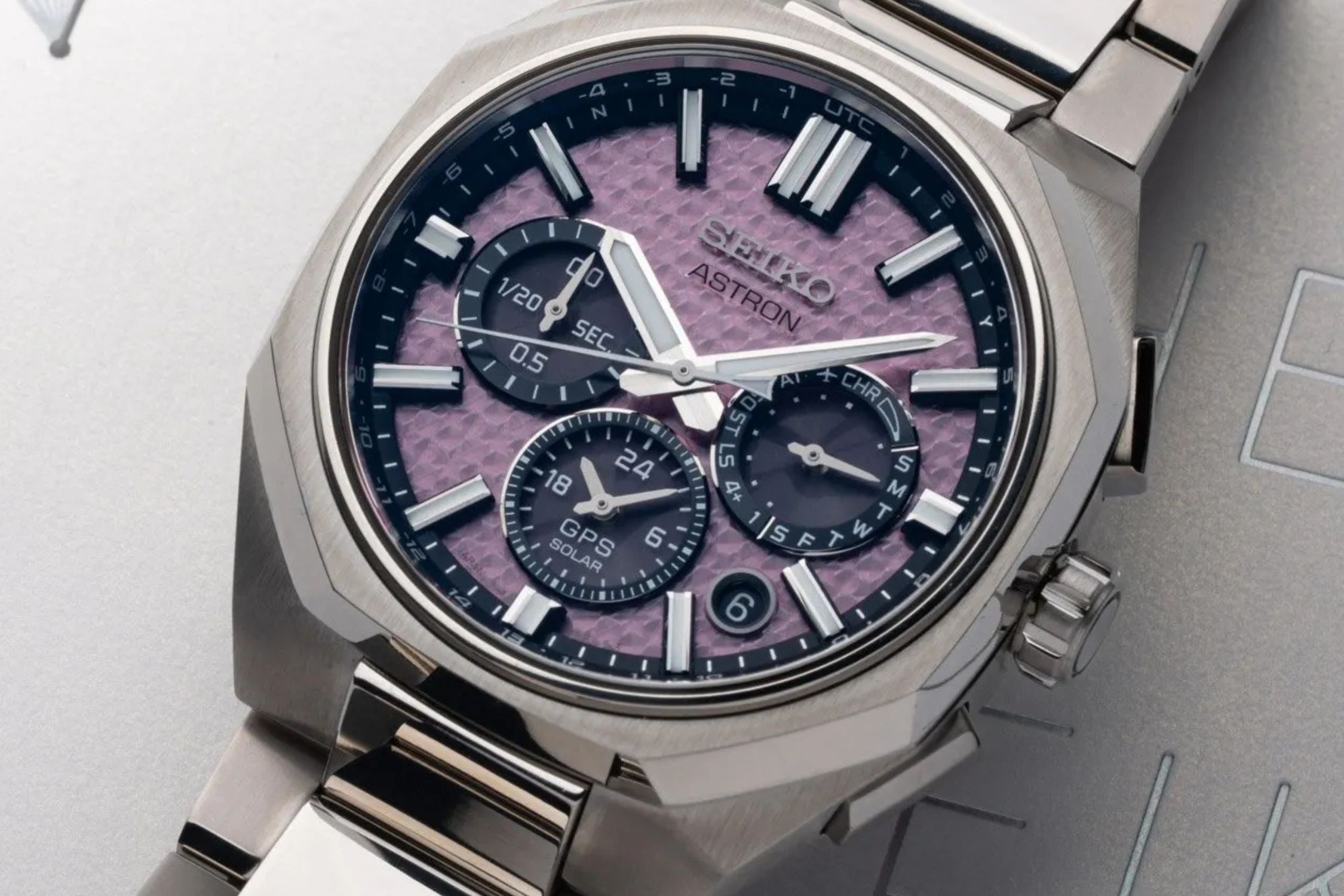 時計 SEIKO ASTRON GPS SOLAR ХРОНОГРАФИ SEIKO ASTRON GPS SOLAR DUAL-TIME У ЯСКРАВИХ КОЛЬОРАХ